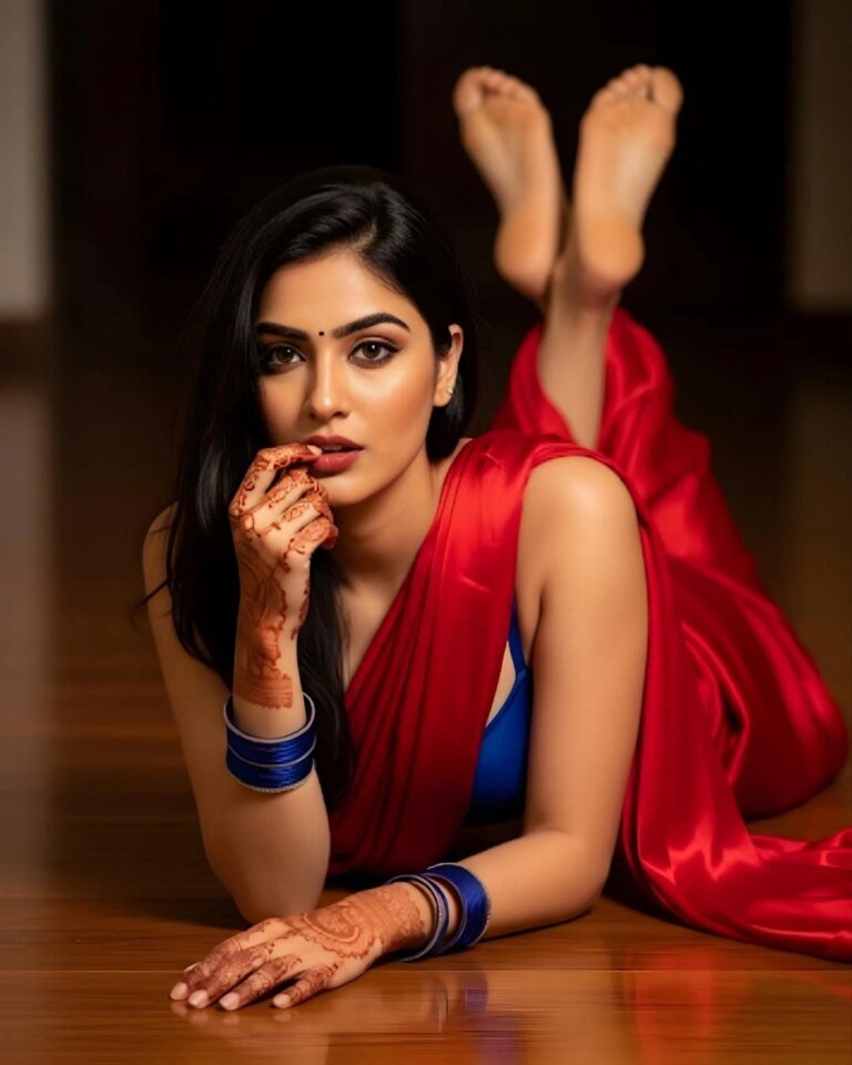 #sareeblouse #sareedraping #sareehot #sareelovers #sareefashion #saree #backless...