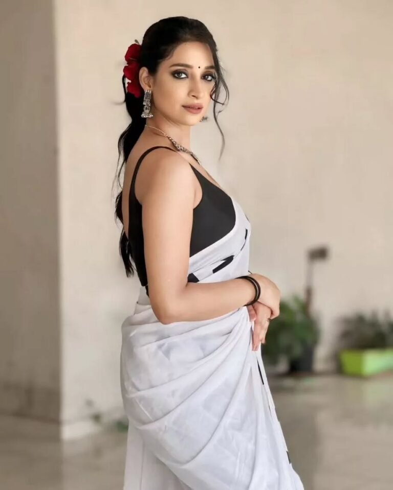 #manjarimishra #beingtraditional #cuteactress...