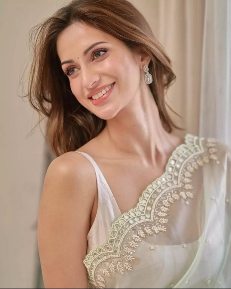 In frame @dikshajsingh
#dikshasingh
#beingtraditionall...