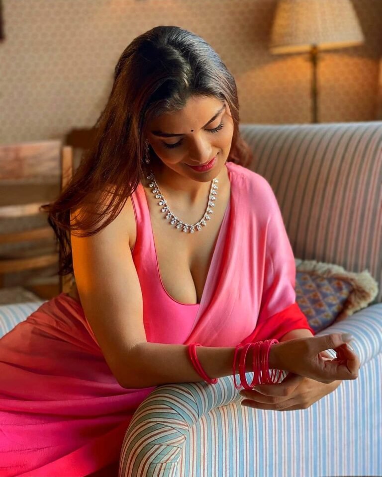 #anveshijain #anveshijainhot
#sareestyle #sareecollections...