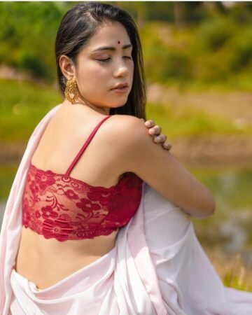 DM FOR PROMOTIONS
FOLLOW @being_traditionallIn frame-- Priyanka Jain
#saree
...