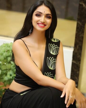 DM FOR PROMOTIONS
#beingtraditional
#sareelove
#sareeseduction
#sareefashion ...