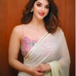 Follow @being_traditionall
In Frame-- @mehreenpirzadaa
#bonggirl
#bestbongs #b...