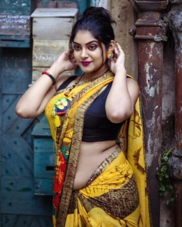 Follow @being_traditionall
In Frame-- @chandrikapassionica1
#bonggirl
#bestbon...