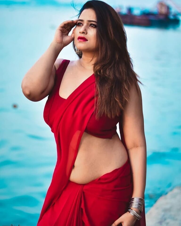 Follow @being_traditionall
In Frame-- @ pranwita
#bonggirl
#bestbongs #bongbea...