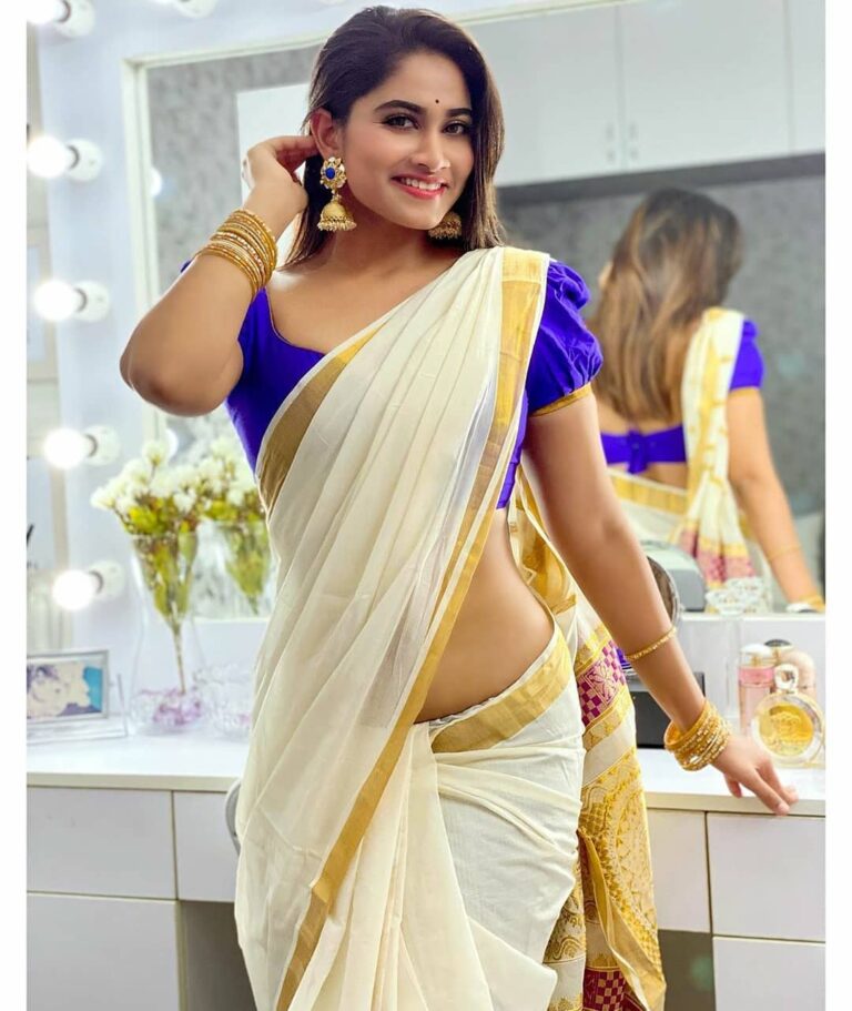In frame --
#saree #sareeblousedesigns #sareedraping #sareeaddict #sareelovers ...