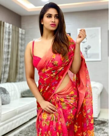 #saree #sareeblousedesigns #sareedraping #sareeaddict #sareelovers #dishapatani ...