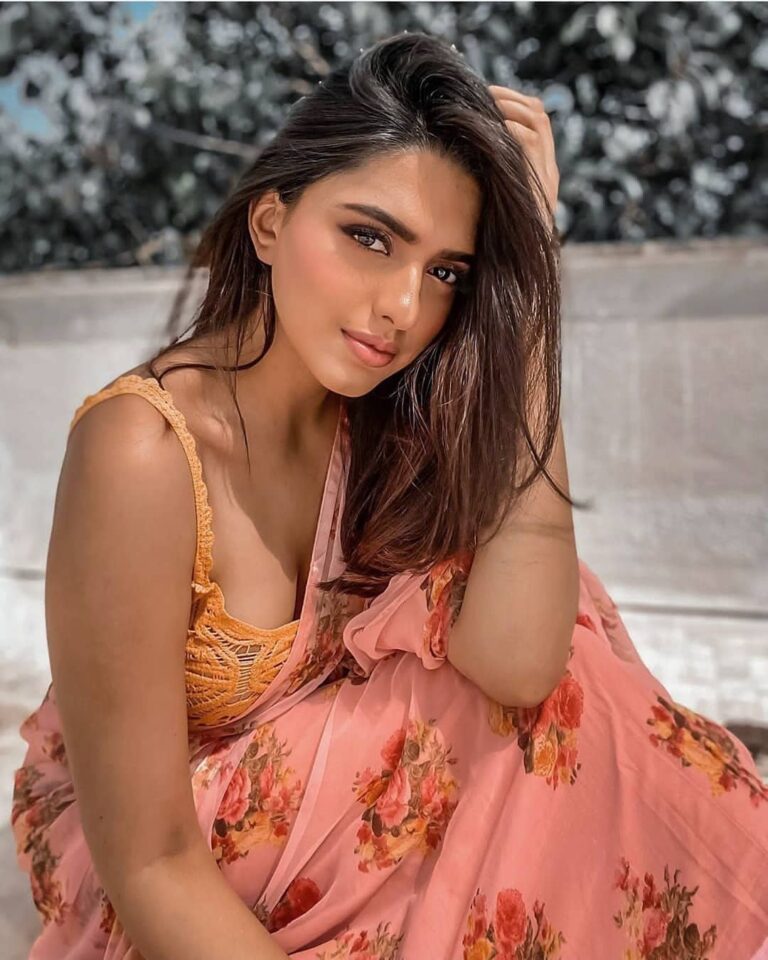 DM FOR PROMOTIONS
.
Follow @being_traditionall .
In Frame-- @mannat_singh
.
#kat...