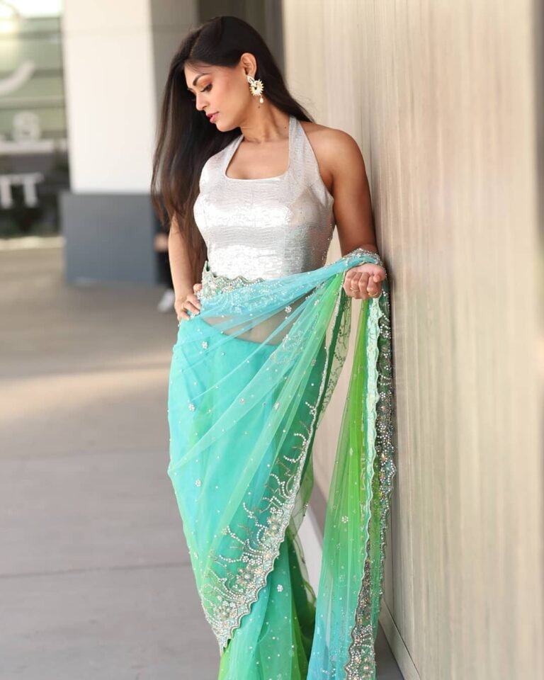 Follow @being_traditionall .
In Frame-- @livelifeinstyle_sneha...