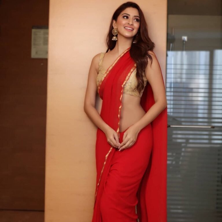 Follow @being_traditionall .
In Frame-- @eshanya_maheshwari...