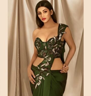 Follow @being_traditionall .
In Frame-- @yashikaaannand...