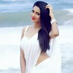 DM FOR PROMOTIONS
.
FOLLOW-- @being_traditionall
.
In Frame-- @iriyasuman...