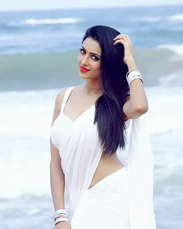 DM FOR PROMOTIONS
.
FOLLOW-- @being_traditionall
.
In Frame-- @iriyasuman...