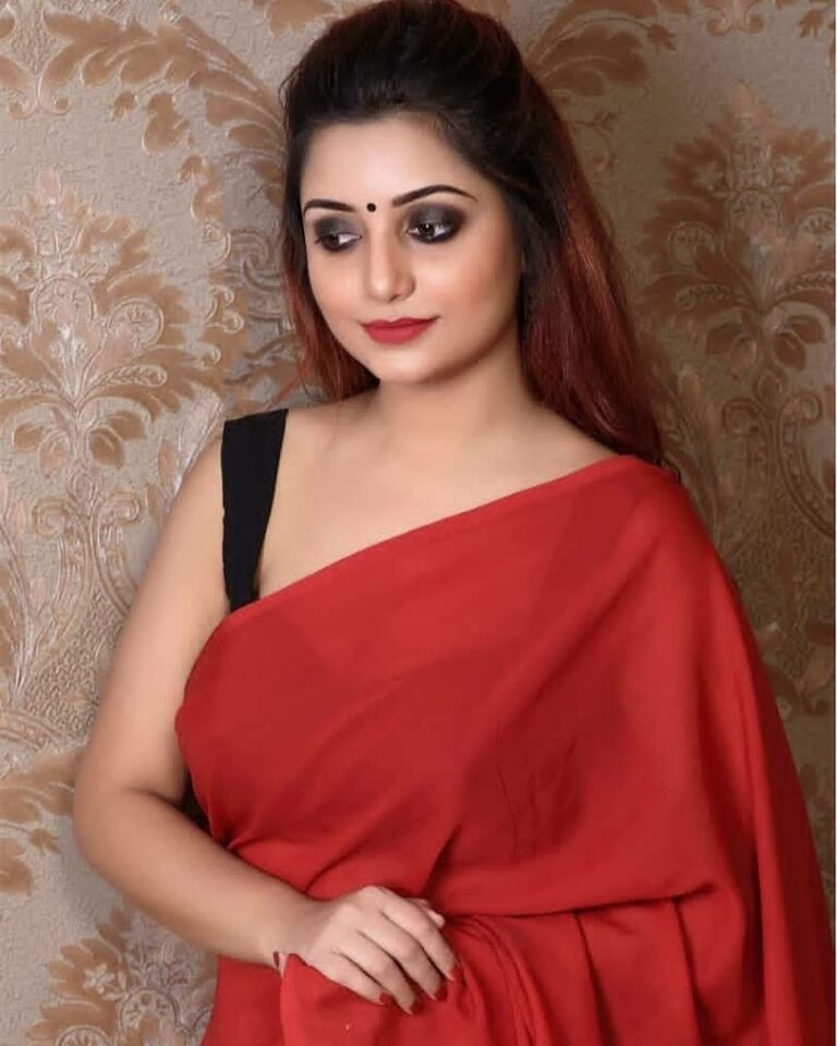 Follow-- @being_traditionall .
In Frame-- @rupsasaha123
#rupsa...