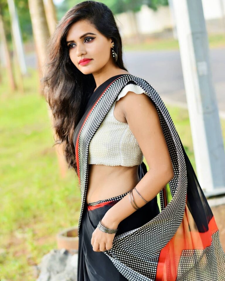 In frame-- @suman.neha
.
Follow-- @suman.neha...