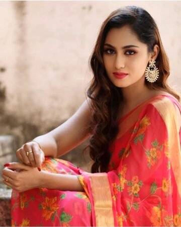 In Frame-- @sreethu_krishnan
.
Photography-- @satz.photography
.
Saree-- @ivalin...