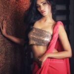 Follow @being_traditionall .
In Frame-- @she_the_carbon_girl .
.
#saree
#photog...