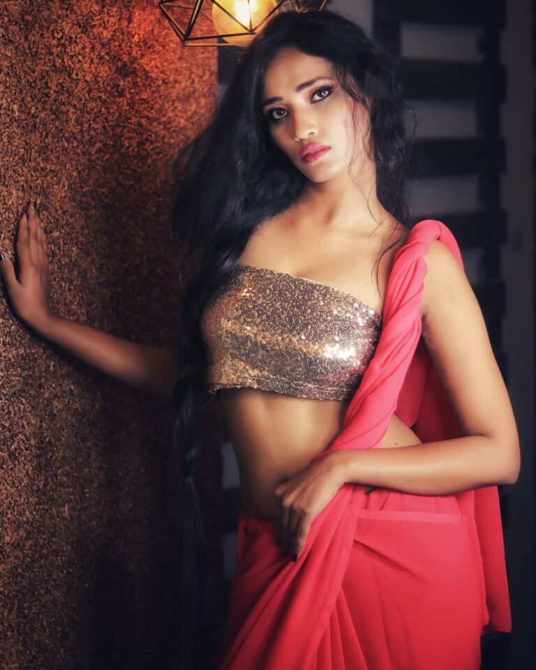 Follow @being_traditionall .
In Frame-- @she_the_carbon_girl .
.
#saree
#photog...