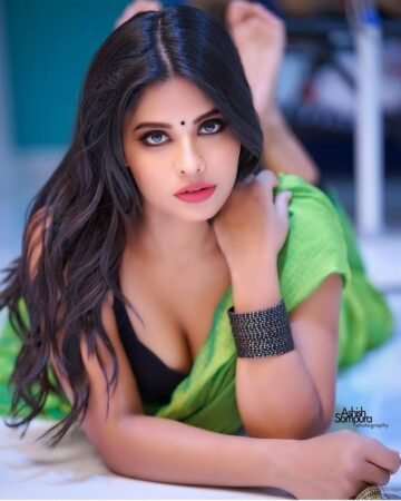 DM FOR PROMOTIONS
Follow @being_traditionall
In frame-- @shalinichauhanofficia...