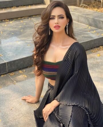 Follow @being_traditionall
In frame-- @sanakhaan21
#saree #sareeblousedesigns #...