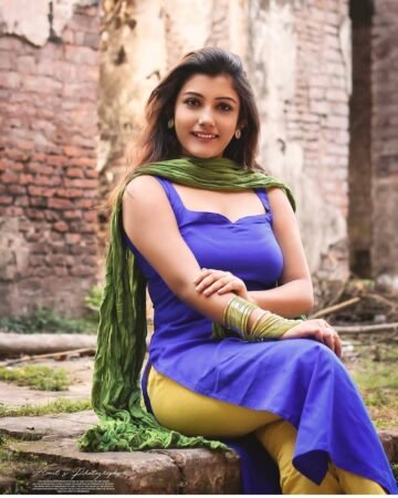 Follow @being_traditionall
In frame-- @_bongprincess_
#saree #sareeblousedesig...