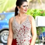 Follow @being_traditionall
In frame-- @mashimadushanka
#saree #sareeblousedesig...