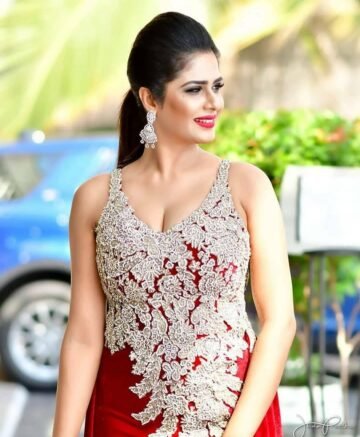 Follow @being_traditionall
In frame-- @mashimadushanka
#saree #sareeblousedesig...