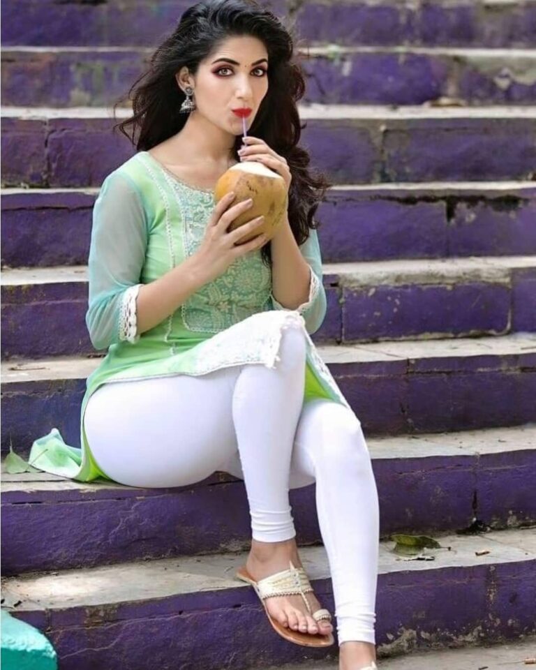 Follow @being_traditionall
In frame-- #saree #sareeblousedesigns #sareedraping ...