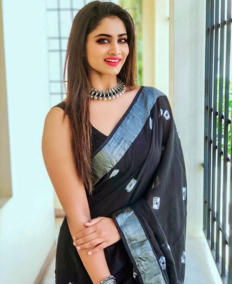 Follow @being_traditionall
In frame-- @shivani_narayanan
#saree #sareeblousedes...