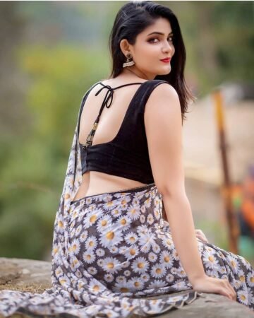 Follow @being_traditionall
In frame-- @iamkalpika
#saree #sareeblousedesigns #s...