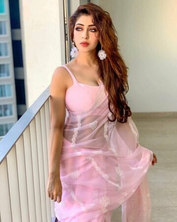 In frame-- sonarika
#saree
#sareelovers
#sareestyle
#style #fashion
#fashionno...