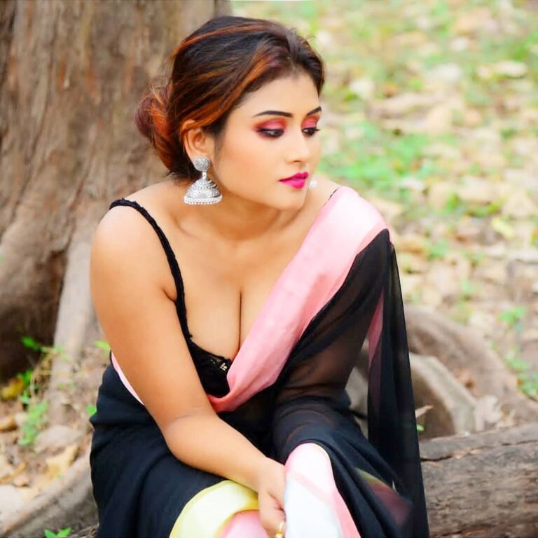 Follow @being_traditionall
In frame-- @yoursudipa
#saree #sareeblousedesigns #s...