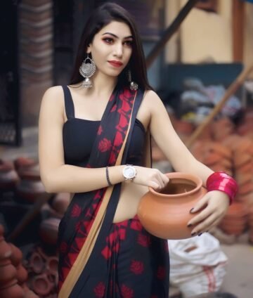 In frame-- @priyankakj698
Follow @being_traditionall
#saree #sareeblousedesigns...