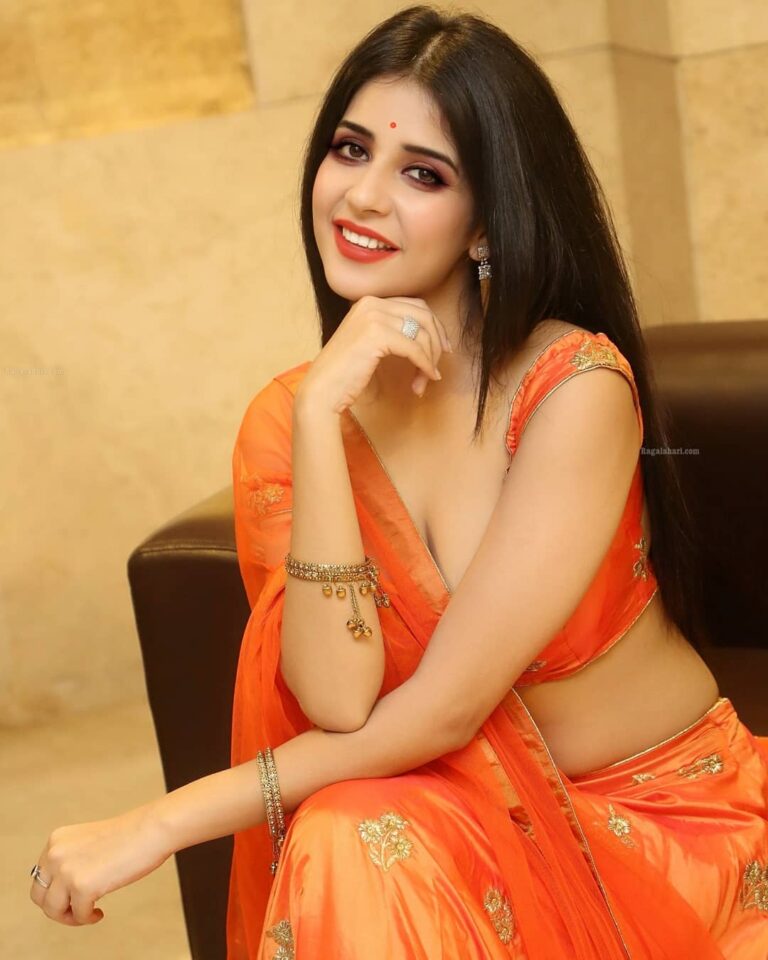 Follow @being_traditionall
In frame-- kashish vohra
#saree #sareeblousedesigns ...